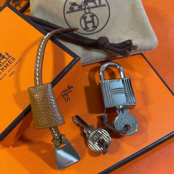 Hermes Palladium Cadena Padlock Rare #32 & Hermes Mini Clochette Epsom Bag Charm - Picture 16 of 16